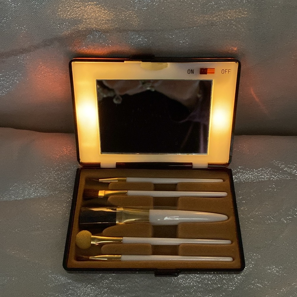 Vintage, travel, light up cosmetic mirror with brushes and applicators!